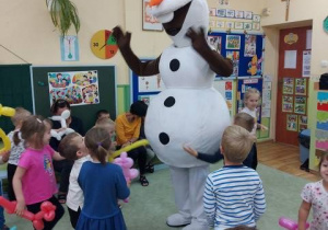 Dzieci witają się z postacią przebraną za bałwana Olafa